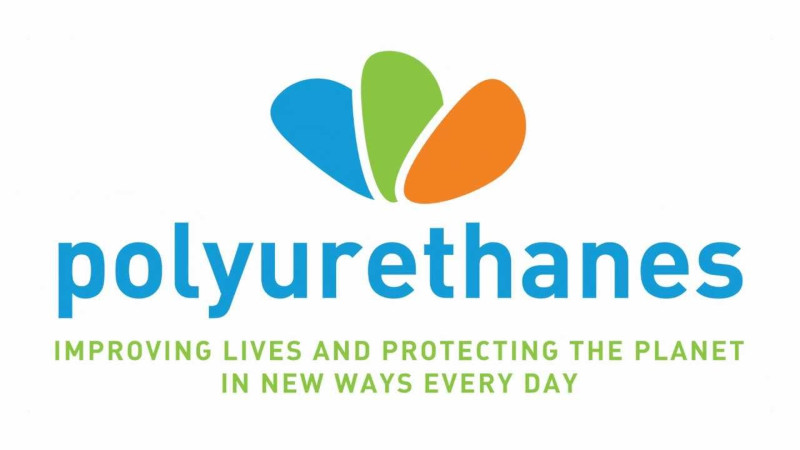Logotyp med tre överlappande former i blått, grönt och orange ovanför ordet "polyuretaner" i blått. Nedanför står grön text: "IMPROVING LIVES AND PROTECTING THE PLANET IN NEW WAYS EVERY DAY", vilket framhäver fördelarna med sprayisolering.